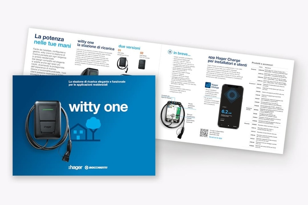 Immagine della copertina e pagina interna della brochure informativa della colonnina di ricarica witty one su sfondo neutro grigio