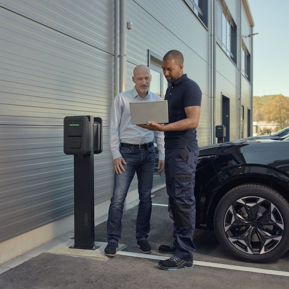 Installatore mostra la gestione delle colonnine di ricarica witty pro in un parcheggio aziendale