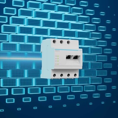 Vista laterale su sfondo tecnologico del Local Load Manager XEM520 Hager per la gestione fles­si­bile del carico locale per witty pro