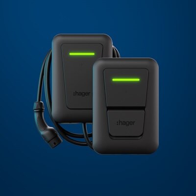 Vista frontale su sfondo blu delle due versioni disponibili di wallbox witty pro, con cavo e con presa, con led di carica di colore verde attiva 