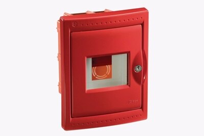 Vista a ¾ del centralino Pablo Emergenza IP55 CE 04 INC R di colore rosso su sfondo neutro grigio.