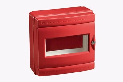 Vista a ¾ del centralino Pablo Emergenza IP65 CE 08 R di colore rosso su sfondo neutro grigio.