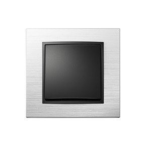 Vista frontale dell'interruttore della luce della serie di design Berker B.7 con bilanciere nero e telaio in alluminio anodizzato su sfondo bianco