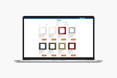 Notebook con pagina web del configuratore Berker su sfondo neutro