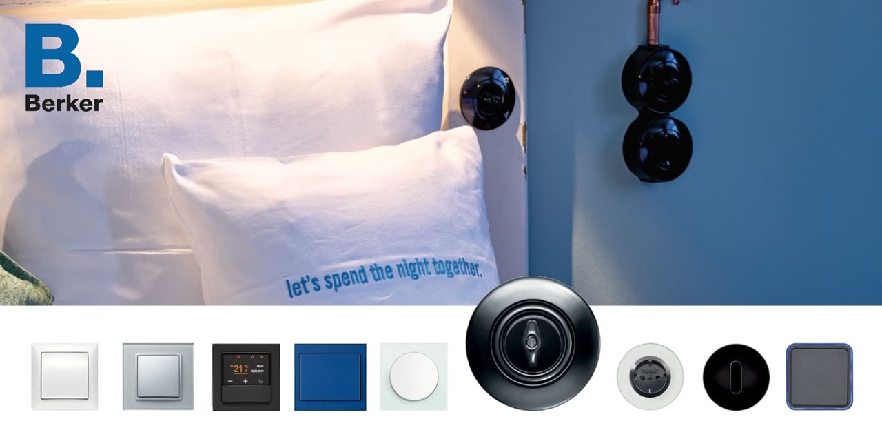 Esempio di installazione su parete blu della camera da letto di doppio interruttore Berker Serie 1930 in porcellana. Nella parte inferiore sono mostrati diversi modelli e finiture di interruttori e placche Berker.
