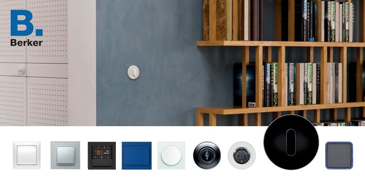 Esempio di installazione su parete azzurra del soggiorno di un interruttore rotativo di colore bianco Berker Serie R.Classic con cornice bianca. Nella parte inferiore sono mostrati diversi modelli e finiture di interruttori e placche Berker.
