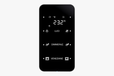 Vista frontale del sensore touch Berker R.1 a 3 vie con regolatore di temperatura in vetro nero per sistemi KNX e automazione degli edifici su sfondo neutro