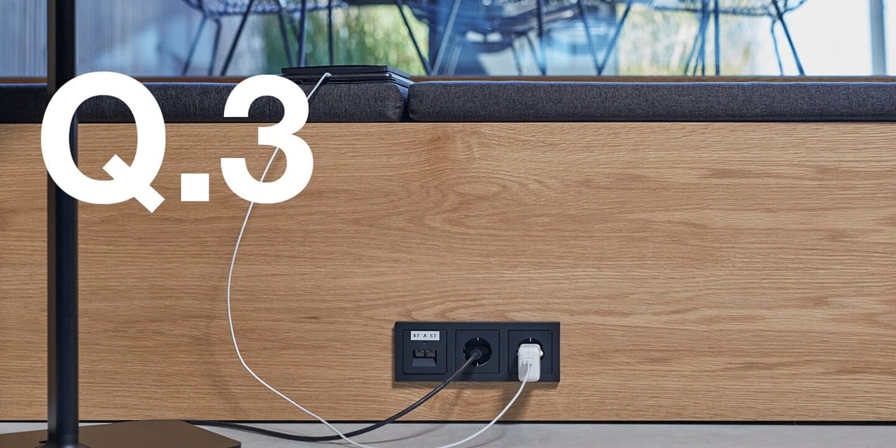 Vista di una parete in legno con due prese e una presa di rete nera della gamma di interruttori Berker Q.3 e relativa scritta