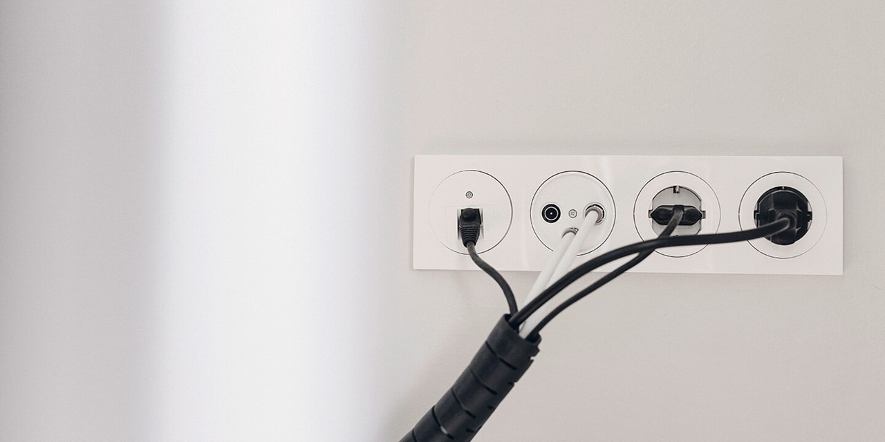 Vista del modulo a 4 vie in bianco della gamma di interruttori Berker R.3 con presa di rete, presa per antenna e due prese Schuko