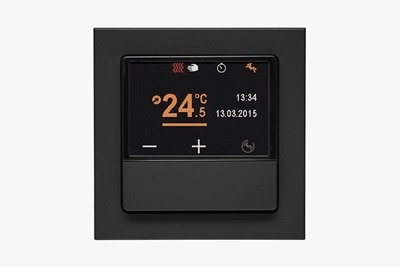 Vista frontale del regolatore di temperatura ambiente Berker Q.3 con display LCD a colori e cornice nera su sfondo neutro