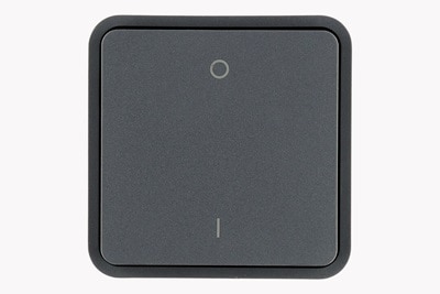 Vista frontale dell'interruttore Berker W.1 KNX con bilanciere in antracite con simboli per la posizione on e off su sfondo neutro