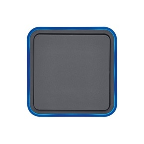 Vista frontale dell'interruttore della luce della serie di design Berker W.1 con illuminazione del bordo blu in antracite/nero su sfondo bianco