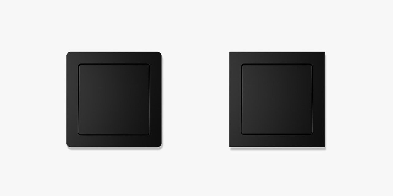 Vista frontale interruttori Serie Q.1 e Q.3 edizione manifattura di colore nero RAL 9005 mat su sfondo neutro