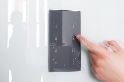 Interruttore Berker KNX in vetro a parete, con personalizzazione etichette