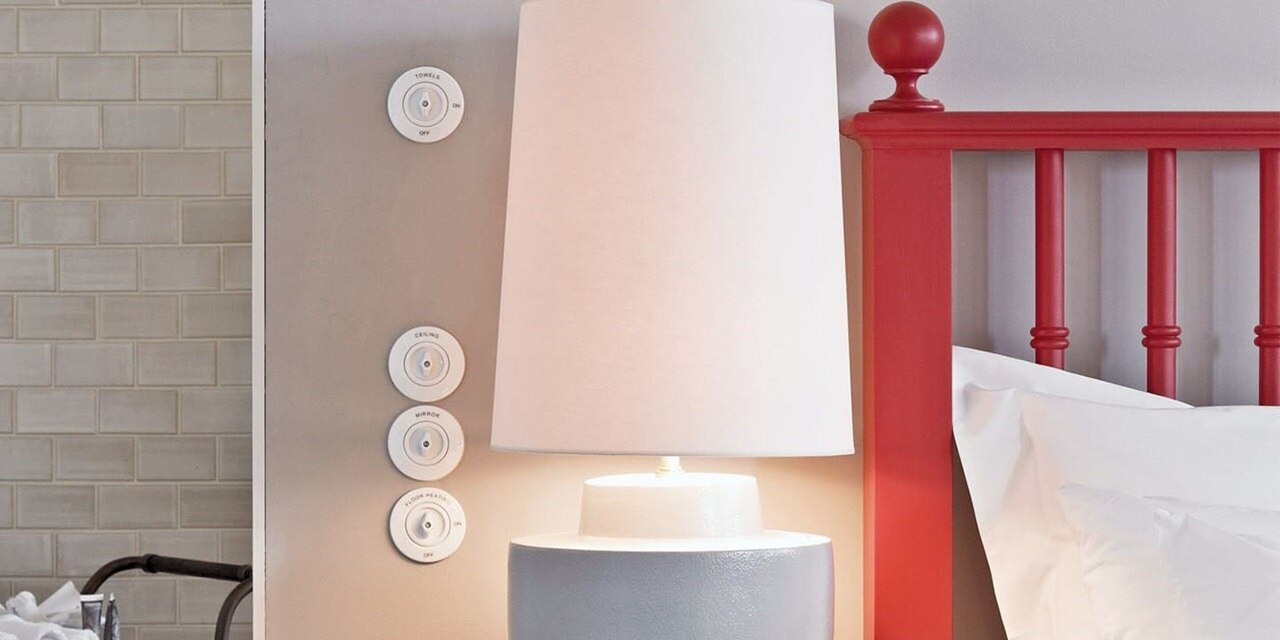 Esempio di installazione di un interruttore della luce Berker Serie 1930 con manopola e placche di copertura bianche su una parete grigia in una camera di hotel