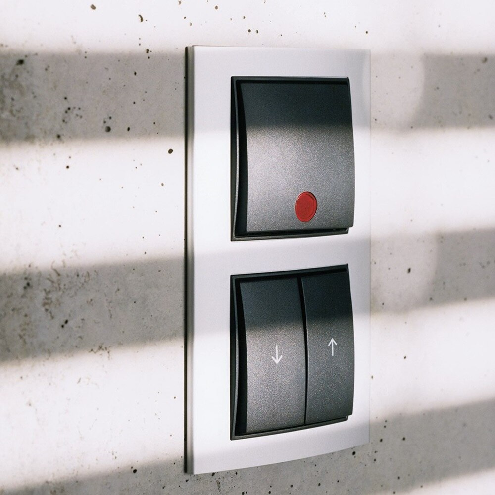 Esempio di installazione interruttore Berker B3 con spia di controllo e interruttore per tapparelle in nero, cornice bianca a due moduli