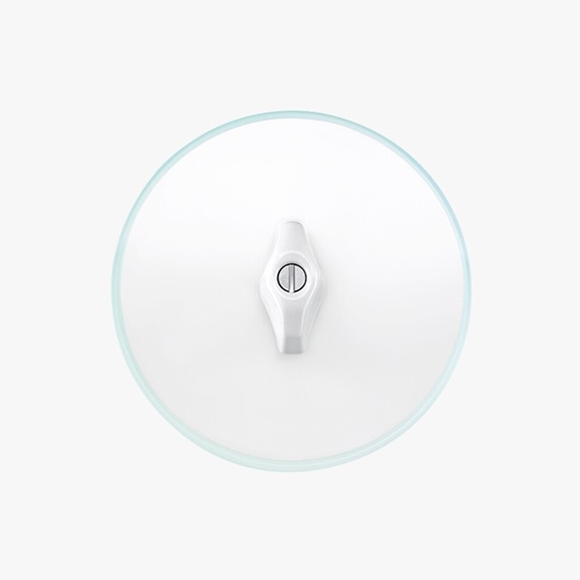 Vista frontale dell'interruttore in vetro della serie Berker Serie Glas con cavo bianco e piastra di copertura in vetro rotonda