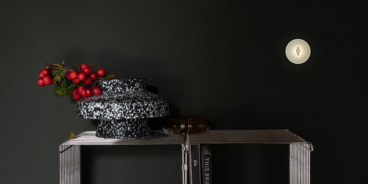 Esempio di installazione di un interruttore della luce Berker Series Glas con manopola illuminata e placche di copertura in vetro su una parete nera