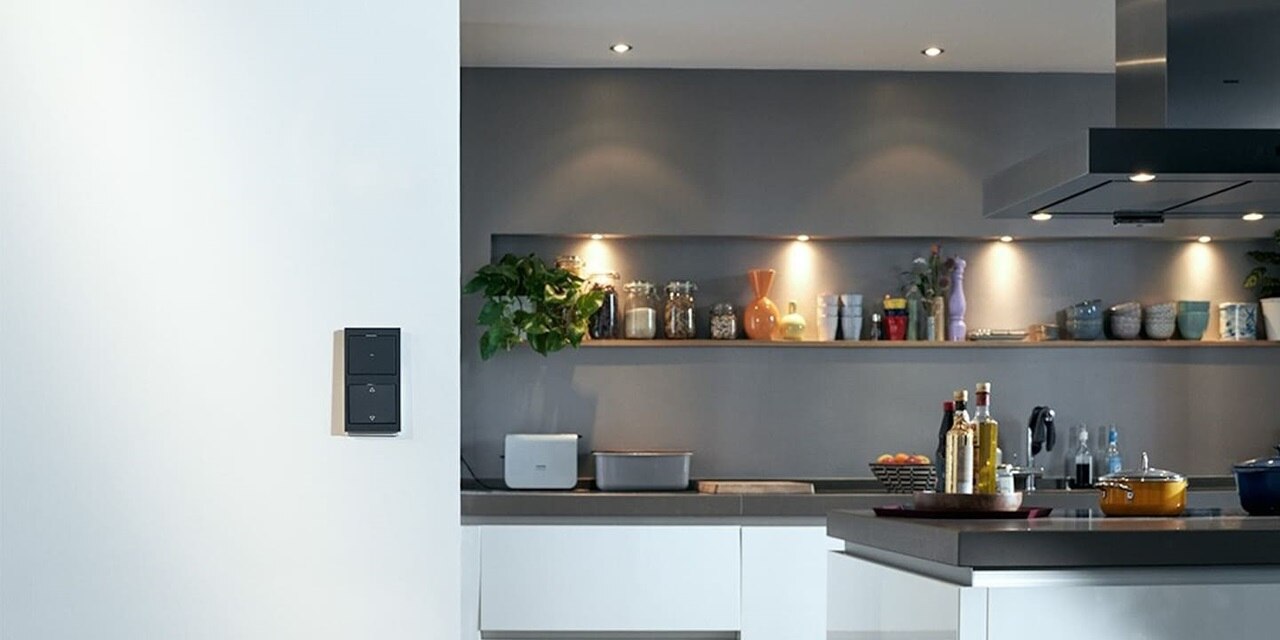 Cucina moderna con interruttori della luce a parete e pannelli di controllo per la domotica.