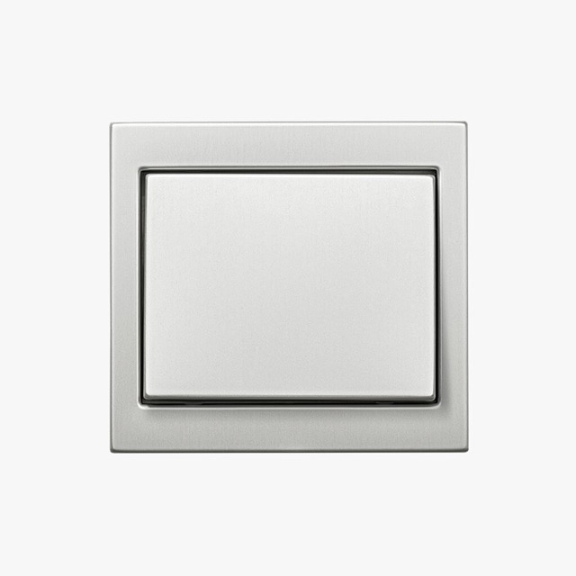 Vista frontale dell’interruttore in alluminio a un pulsante della linea di serie civili di design Berker K.5. su sfondo neutro grigio 