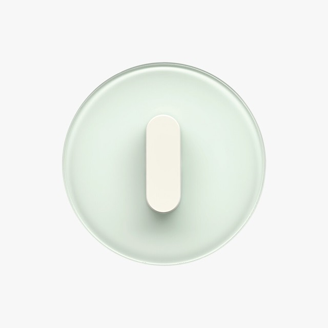 Vista frontale su fondo grigio dell'interruttore Berker R.classic con pulsante rotondo in nero lucido e cornice in acciaio inossidabile