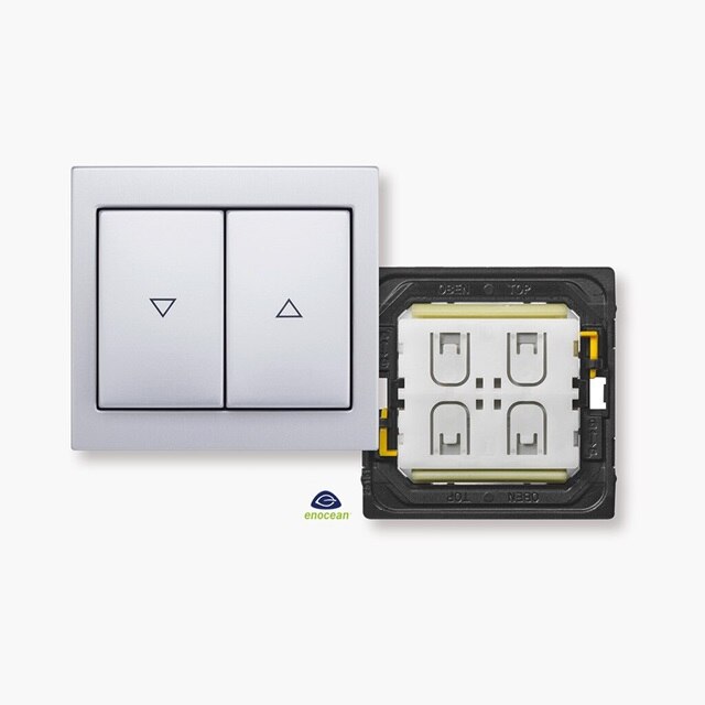 Vista frontale della radio da incasso Berker con display LCD, elementi di comando, altoparlante e cornice in bianco polare per la serie di interruttori e prese K.5