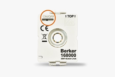 Vista frontale del modulo LED Berker Serie 1930 per inserto interruttore rotativo con serigrafia interruttore On/Off