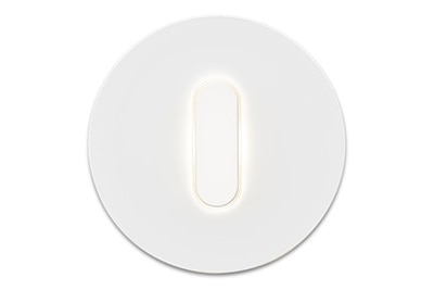 Vista frontale dell'interruttore della luce Berker R.classic con manopola illuminata e cornice in bianco