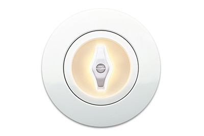 Vista frontale dell'interruttore della luce retrò Berker Serie 1930 con interruttore rotativo bianco illuminato con luce bianca calda (spia di stato) e piastra di copertura bianca