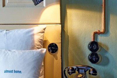 Esempio di installazione esterna su parete di interruttori Berker Serie 1930 in una camera da letto di un hotel