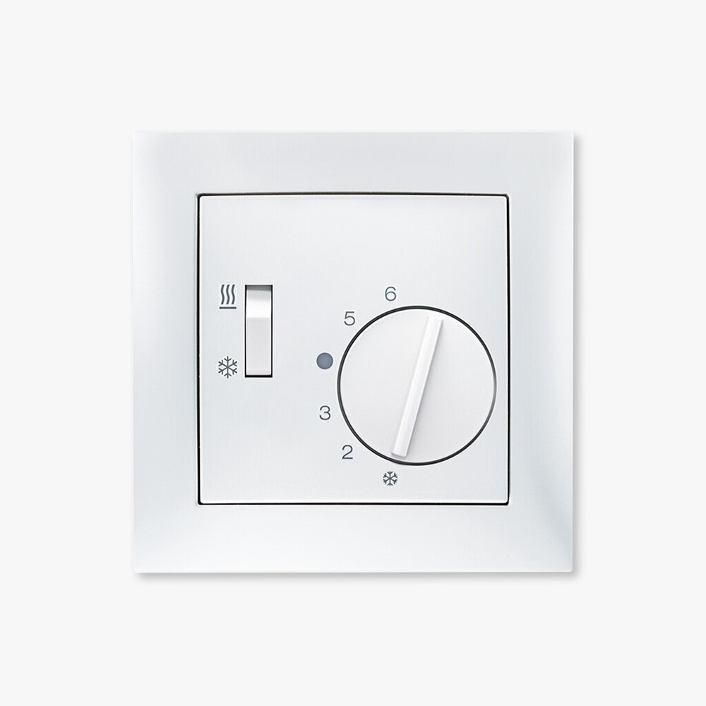  Vista frontale del regolatore di temperatura Berker 20298989 per pompe di calore con interruttore riscaldamento/raffreddamento e cornice Berker S.1 in bianco polare lucido