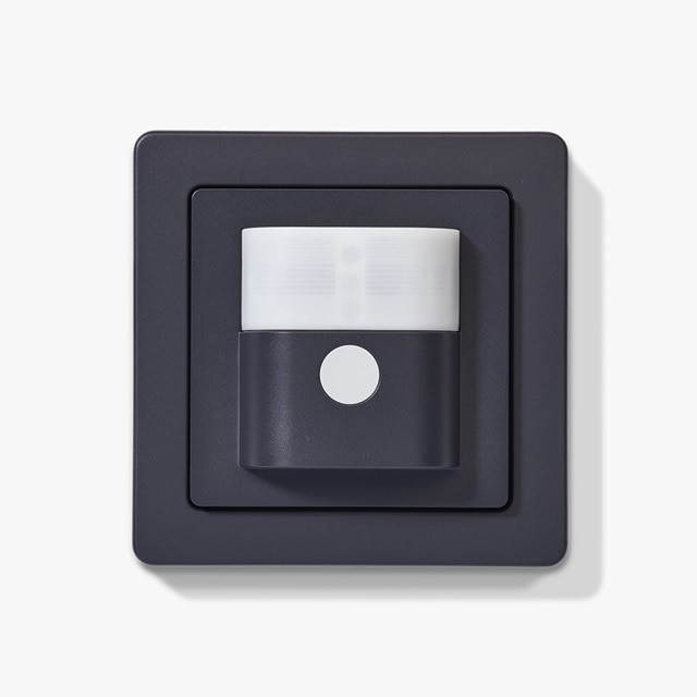 Vista frontale rilevatore di movimento Berker Q.1 color antracite su sfondo neutro grigio