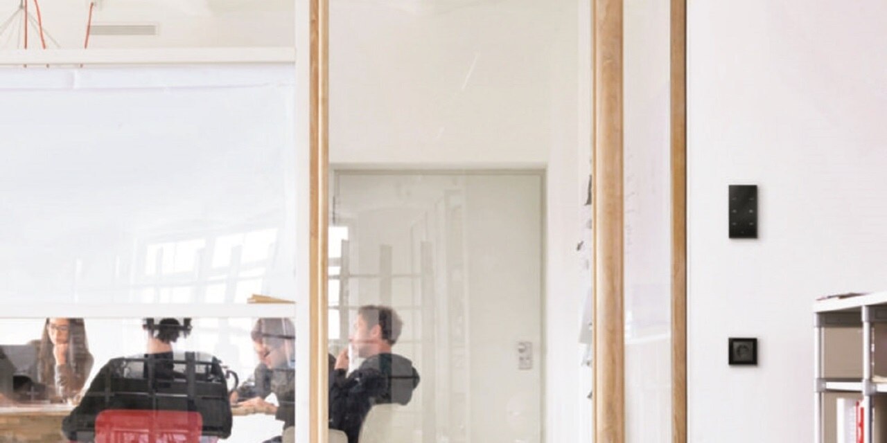 zwarte touchschakelaar