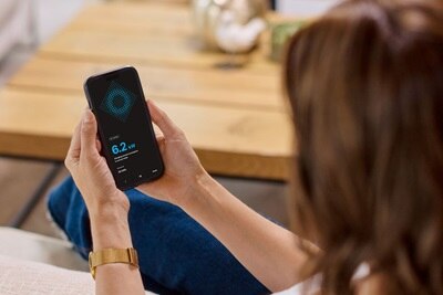 vrouw kijkt naar smartphone