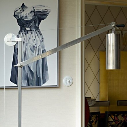 Schakelaar 1930 wit rond retro naast schilderij