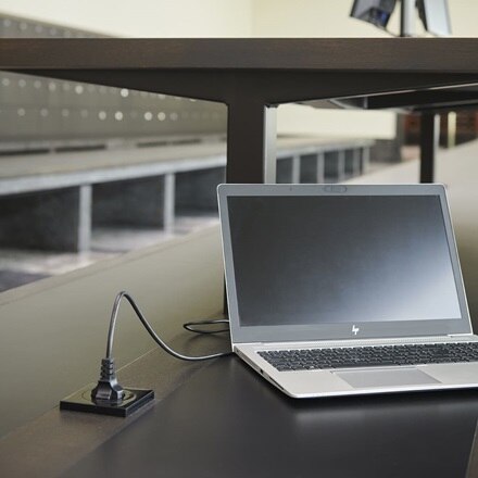 Boekentoren Gent PC laadt op in stopcontact Berker R3 van Hager