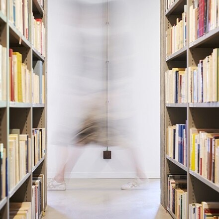 Bibliotheek Boekentoren Gent met stopcontact Berker R3 zwart aan muur 