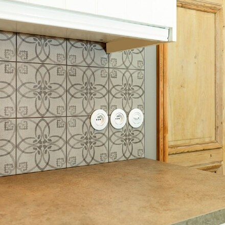 Schakelaars en stopcontacten Serie 1930 wit retro in keuken