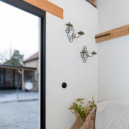 Gerenoveerde hoeve witte muur met zwarte schakelaar