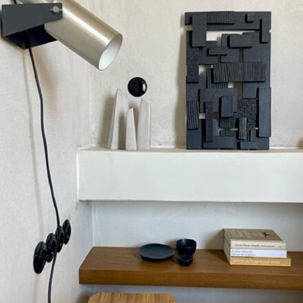 Stopcontacten Berker Serie 1930 zwart in woonkamer