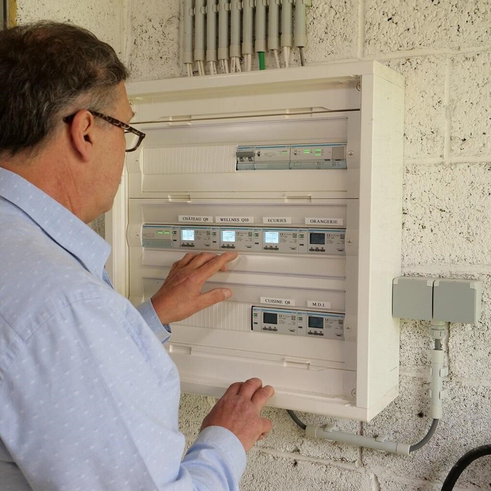 man bekijkt de elektriciteitskast