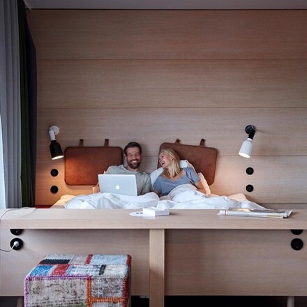 Hotelgasten in een kamer van het Hobo Stockholm hotel