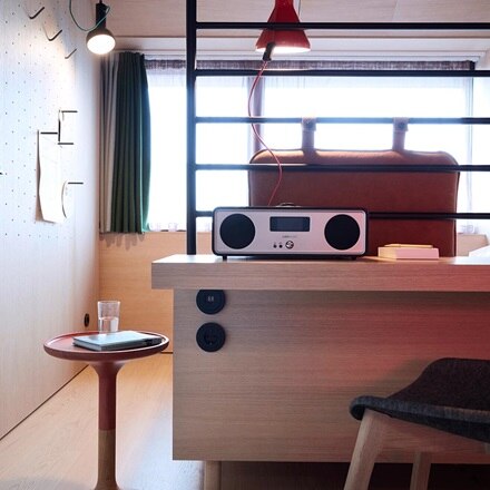 Bureau met schakelaars Serie 1930 zwart van Hager in hotelkamer Hobo hotel in Stockholm 