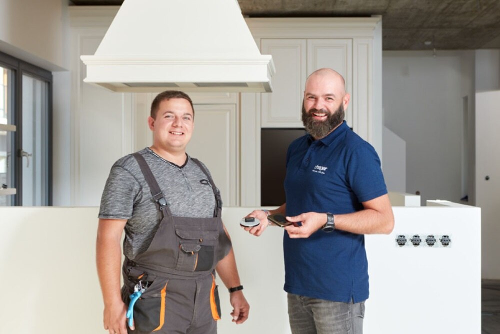 Hager vertegenwoordiger en installateur in een af te werken woning