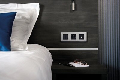 Schakelaars en stopcontacten in hotelkamer