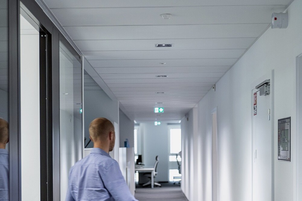 man in gang van een kantoor