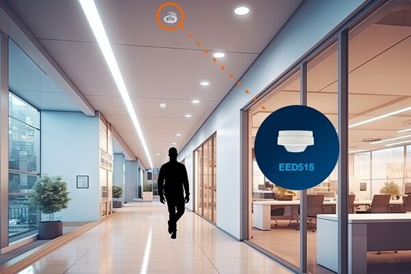 bewegingsmelder aan het plafond in een gang kantoorgebouw