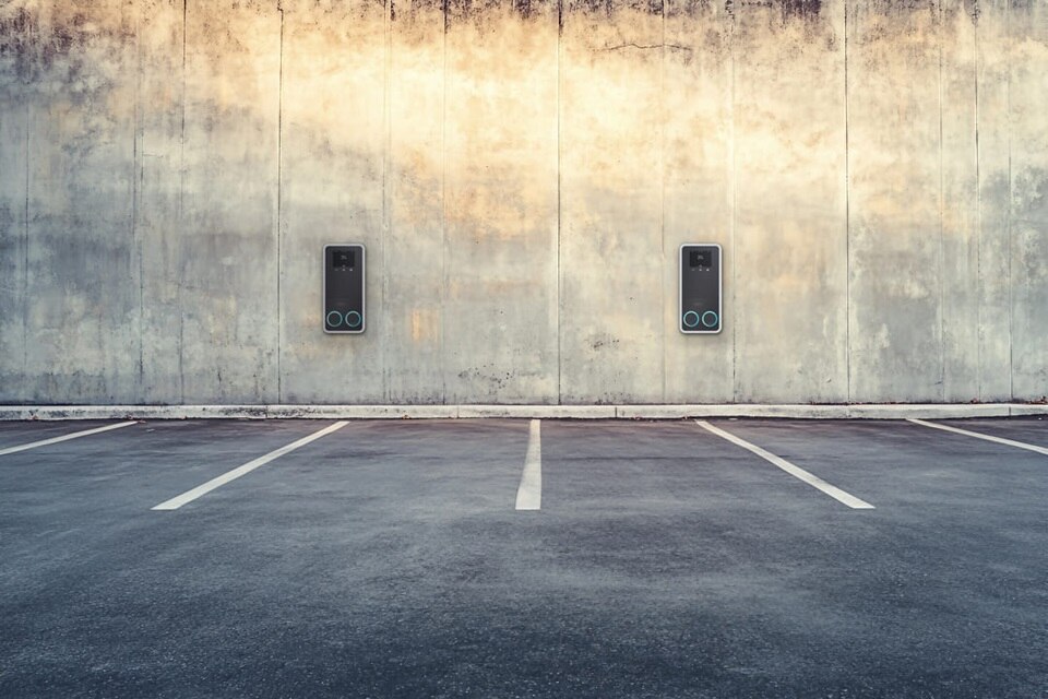 laadpaal in een parking met auto