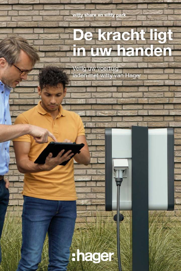 Twee mensen bekijken een elektrisch voertuiglaadstation van Hager