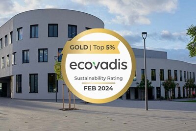 ecovadis sustainability certificaatlabel met grijs gebouw op de achtergrond